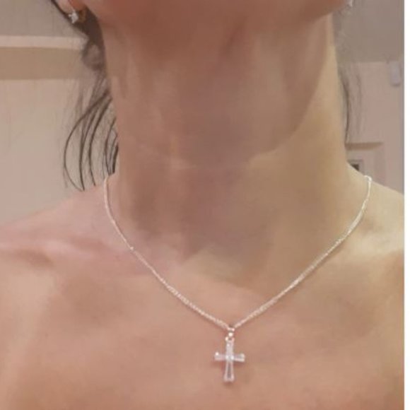 Beautiful Rose Gold Color Cross Pendant Necklace - Picture 4 of 6